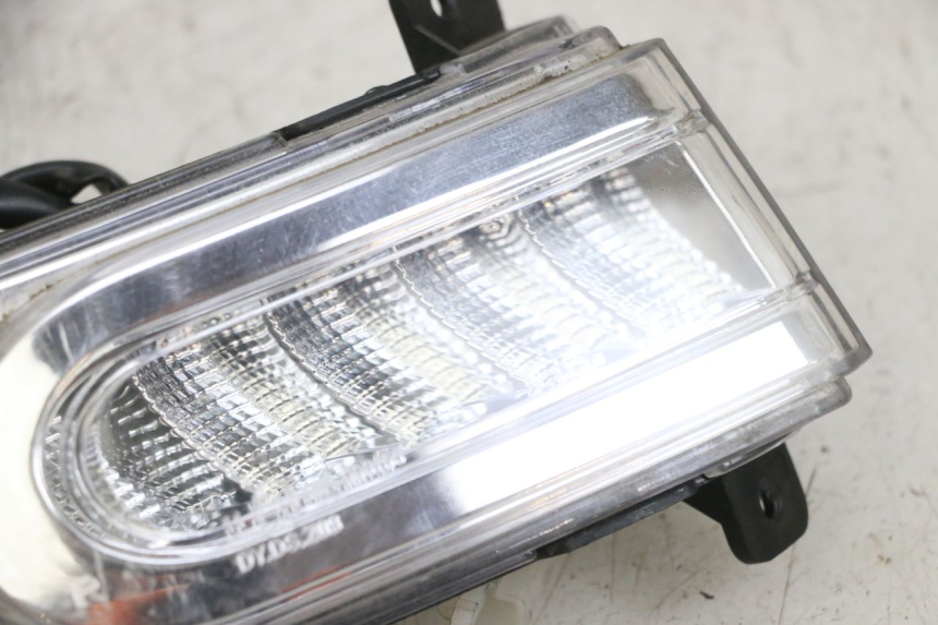 photo de CLIGNOTANT AVANT DROIT EFUN PUSA 1 - État de surface