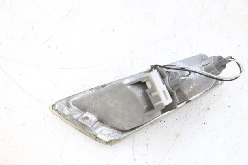 photo de CLIGNOTANT AVANT DROIT PIAGGIO VESPA GTS SUPER IE 125 (2009 - 2016) - Gros plan technique