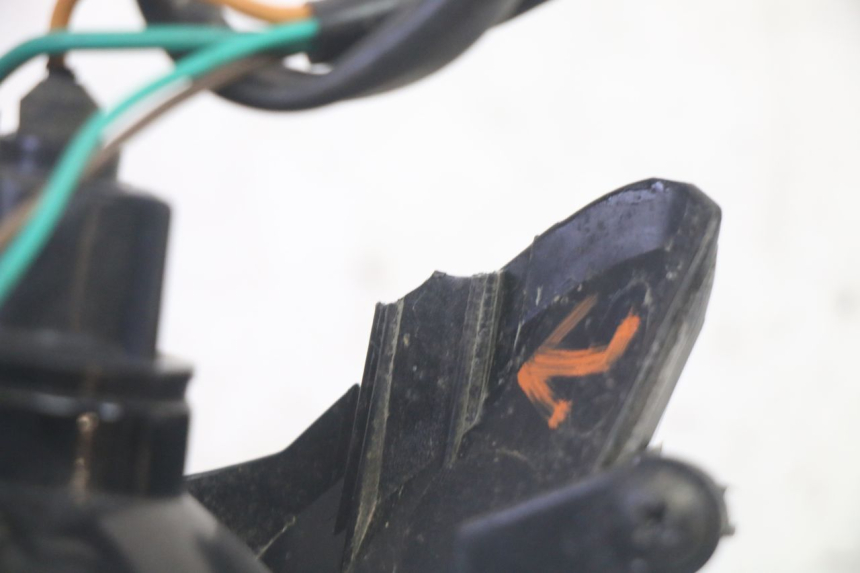 photo de CLIGNOTANT AVANT GAUCHE KYMCO AGILITY 16+ 4T 50 (2018 - 2023) - Gros plan technique