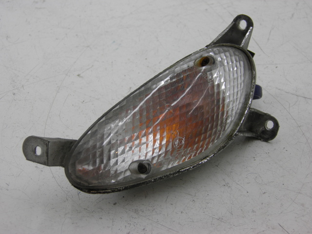 photo de CLIGNOTANT AVANT GAUCHE KYMCO SPACER 50 (1998 - 2009) - Gros plan technique