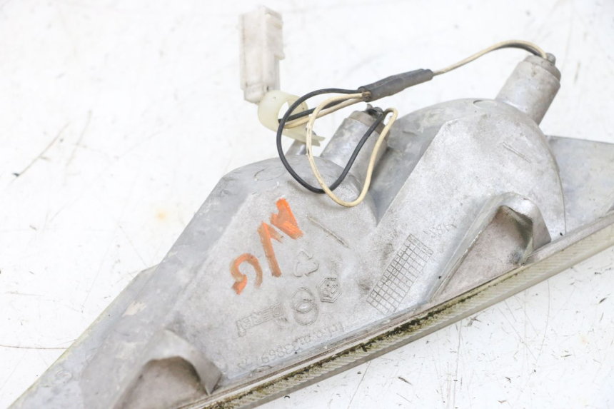 photo de CLIGNOTANT AVANT GAUCHE PIAGGIO X8 125 (2004 - 2007) - Autre angle de vue