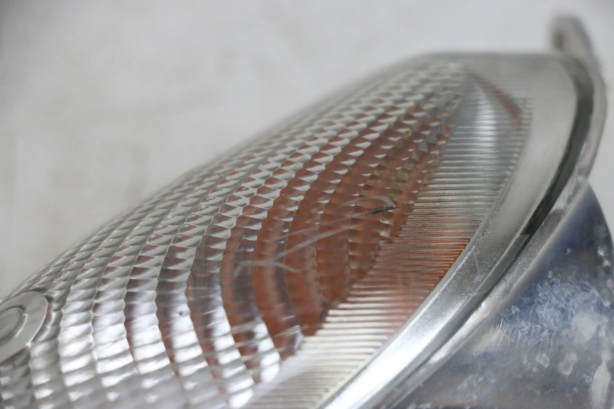 photo de CLIGNOTANT AVANT GAUCHE YAMAHA YP MAJESTY 125 (2002 - 2006) - Gros plan technique