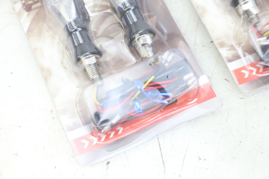 photo de CLIGNOTANT AVANT SUZUKI GSF S BANDIT 600 (2000 - 2004) - Zoom état d’usage