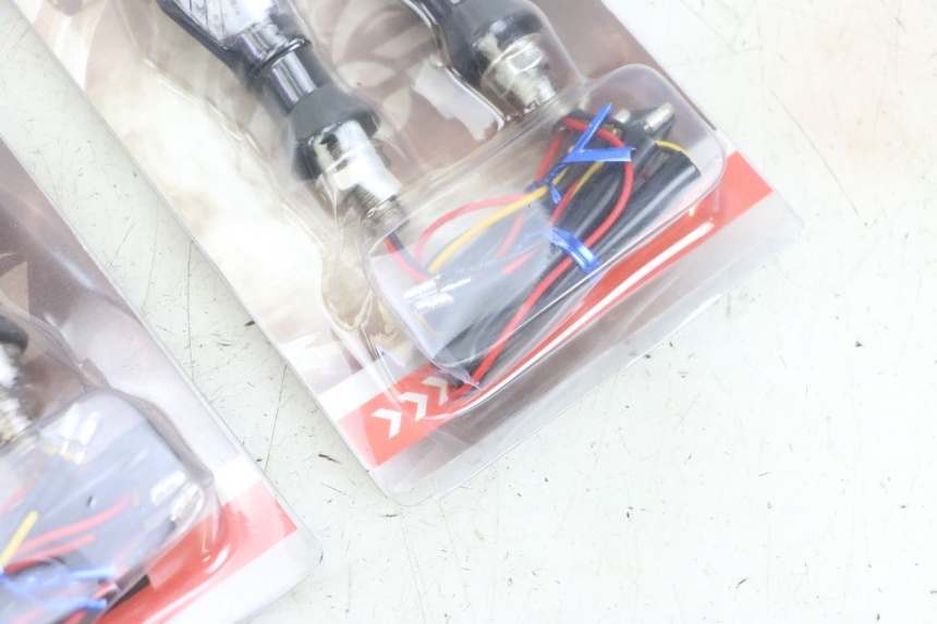 photo de CLIGNOTANT AVANT SUZUKI GSF S BANDIT 600 (2000 - 2004) - Autre angle de vue