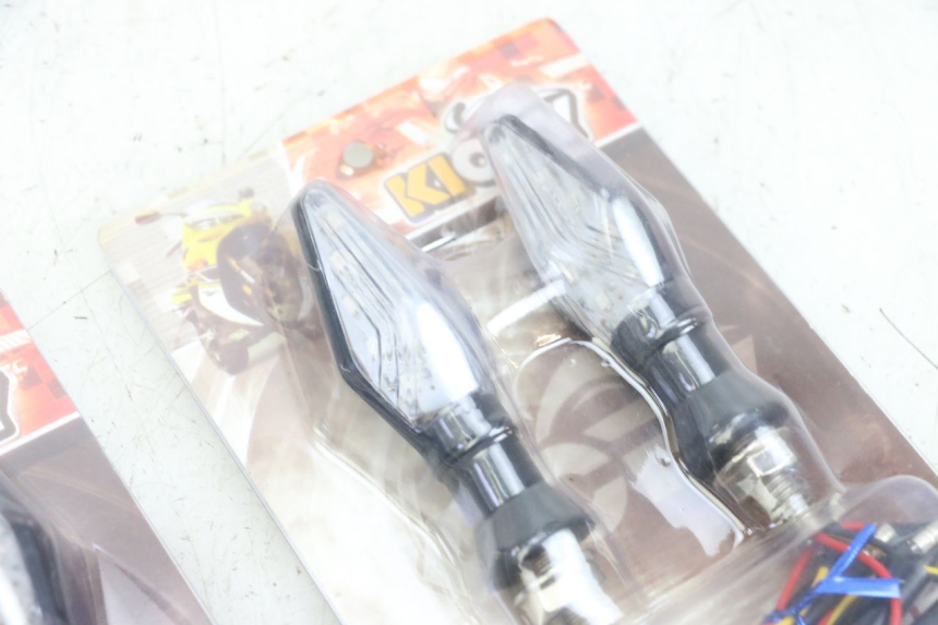 photo de CLIGNOTANT AVANT SUZUKI GSF S BANDIT 600 (2000 - 2004) - Gros plan technique