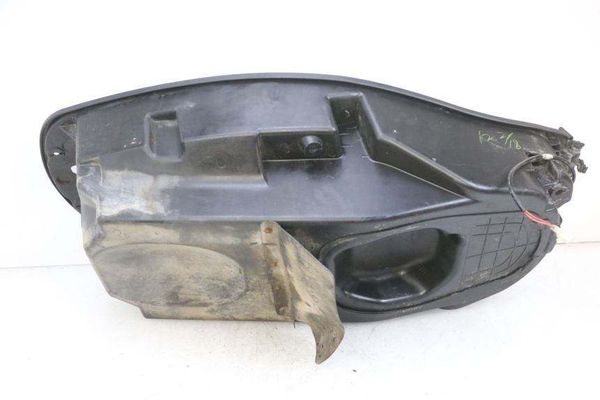 photo de COFFRE SELLE SYM GTS EVO 125 (2009 - 2013) - Gros plan technique