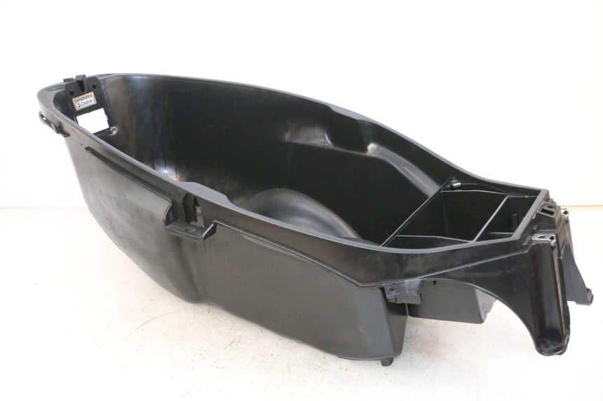 photo de COFFRE SELLE PIAGGIO MP3 HPE 300 (2019 - 2026) - Gros plan technique