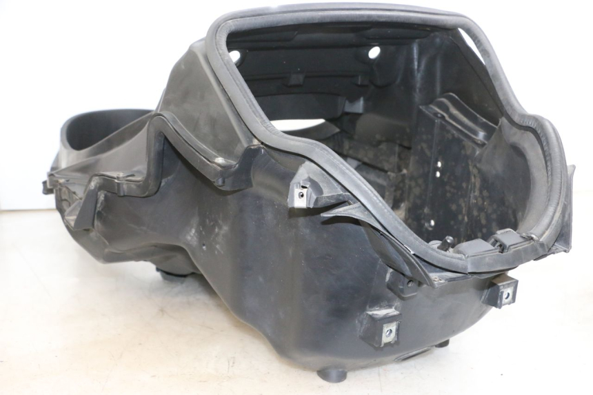 photo de COFFRE SELLE PIAGGIO MP3 RL 250 (2007 - 2010) - Zoom état d’usage