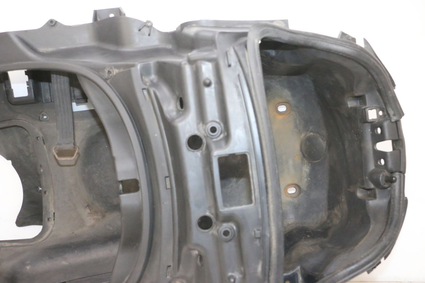 photo de COFFRE SELLE PIAGGIO MP3 RL 250 (2007 - 2010) - Gros plan technique