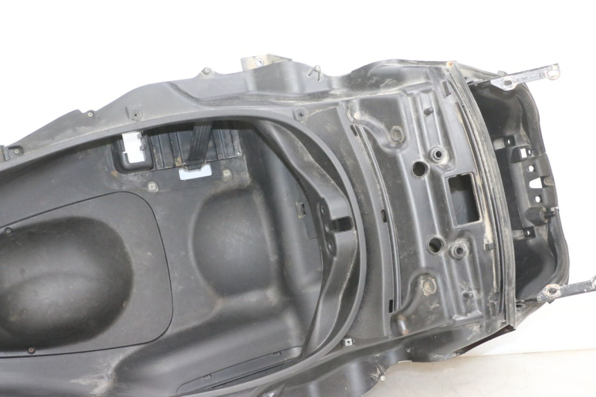 photo de COFFRE SELLE PIAGGIO MP3 RL 250 (2007 - 2010) - Vue d’ensemble