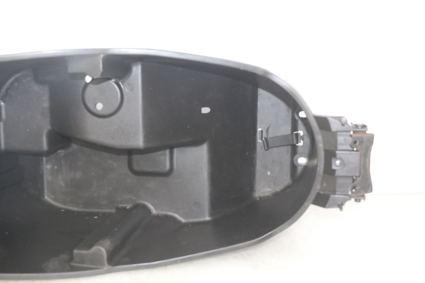 photo de COFFRE SELLE YAMAHA YP MAJESTY 125 (2007 - 2010)