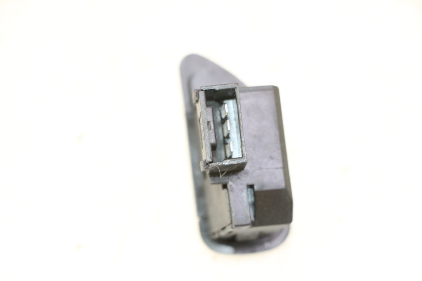 photo de COMMODO CLIGNOTANT PIAGGIO MP3 HPE 310 (2024 - 2025)