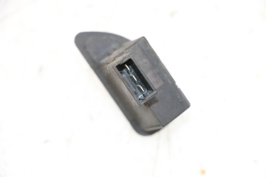 photo de COMMODO CLIGNOTANT PIAGGIO X8 125 (2004 - 2007) - Zoom état d’usage