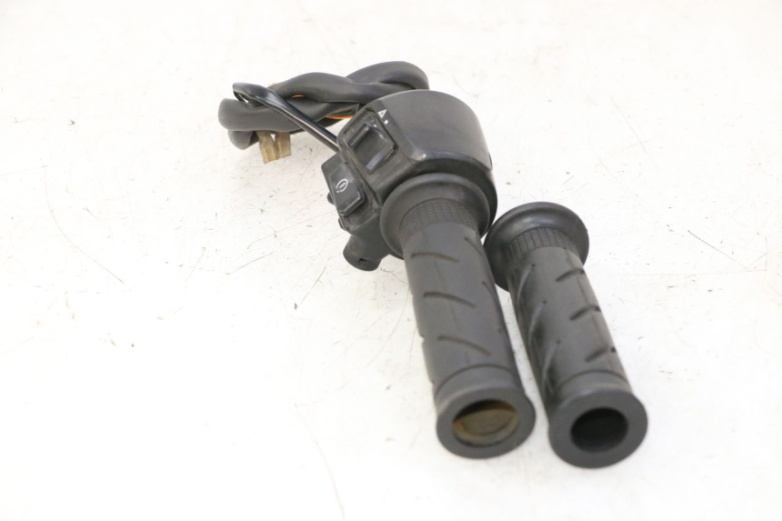 photo de COMMODO DROIT HONDA FES S-WING SWING ABS 125 (2007 - 2015)