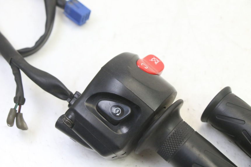 photo de COMMODO DROIT YAMAHA FZ6 FAZER S2 600 (2007 - 2011)