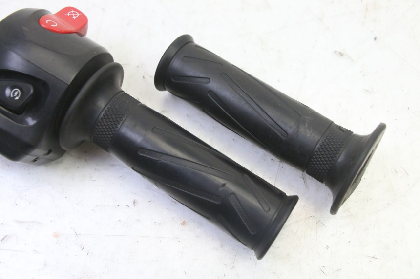 photo de COMMODO DROIT YAMAHA FZ6 FAZER S2 600 (2007 - 2011)