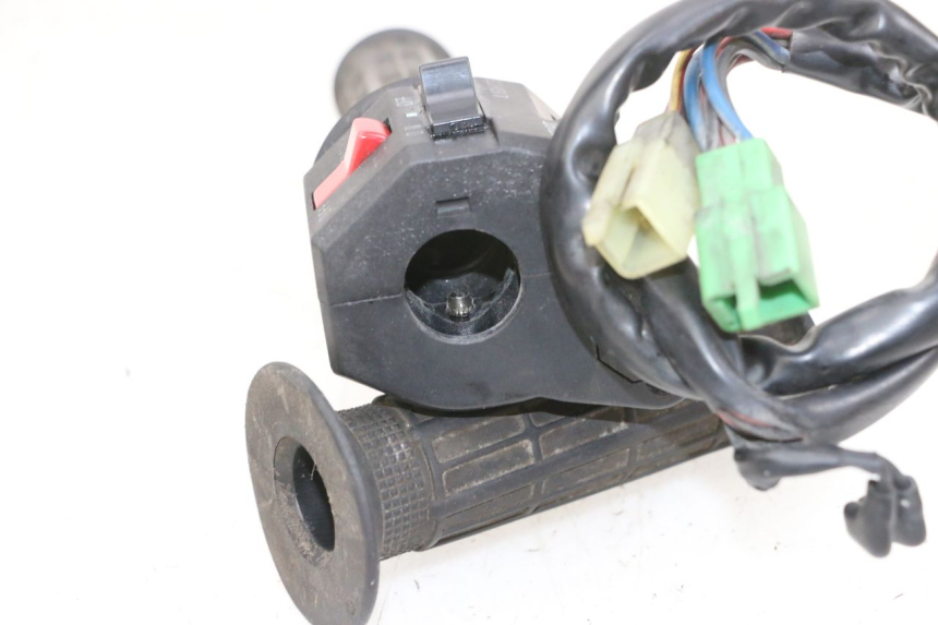 photo de COMMODO DROIT KAWASAKI GPX R WARBIRD 600 (1988 - 1993) - Zoom état d’usage