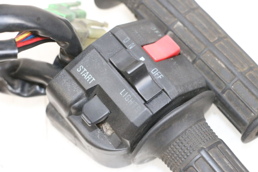 photo de COMMODO DROIT KAWASAKI GPX R WARBIRD 600 (1988 - 1993) - Gros plan technique