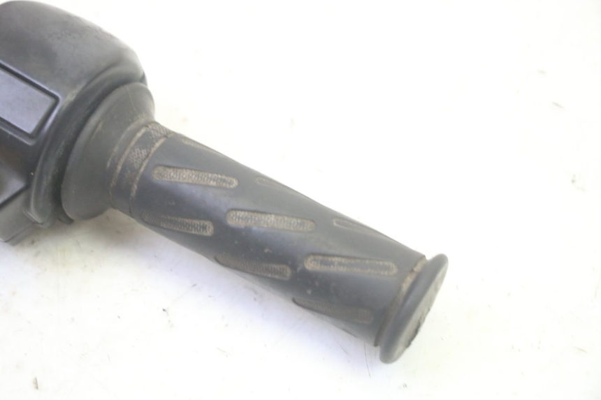 photo de COMMODO DROIT PEUGEOT KISBEE 4T 50 (2010 - 2017) - Zoom état d’usage