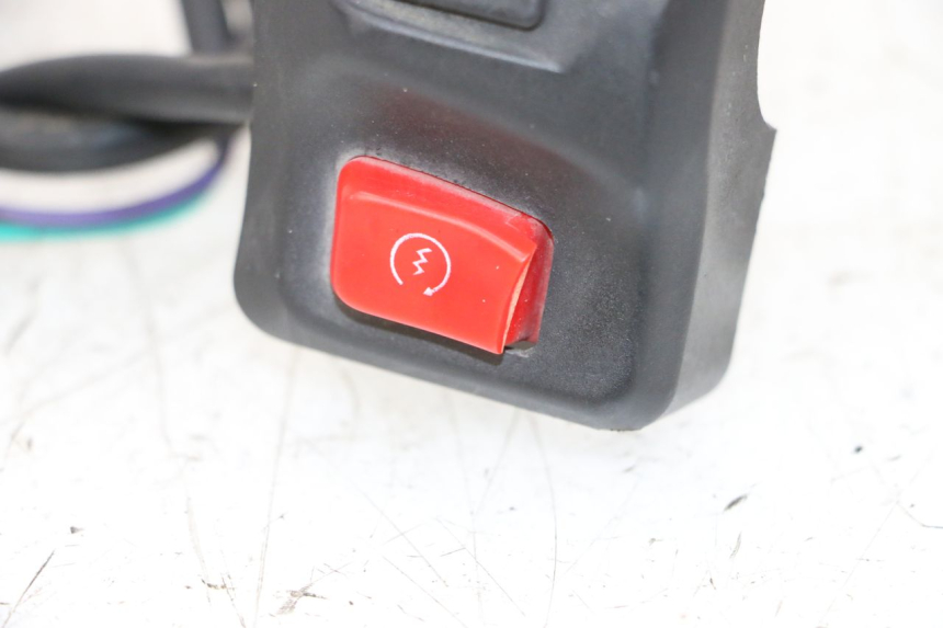 photo de COMMODO DROIT PEUGEOT KISBEE 4T 50 (2010 - 2017) - Points de fixation