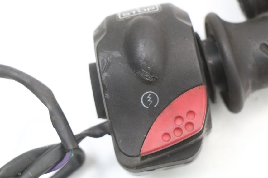 photo de COMMODO DROIT PEUGEOT LUDIX 50 (2008 - 2017)