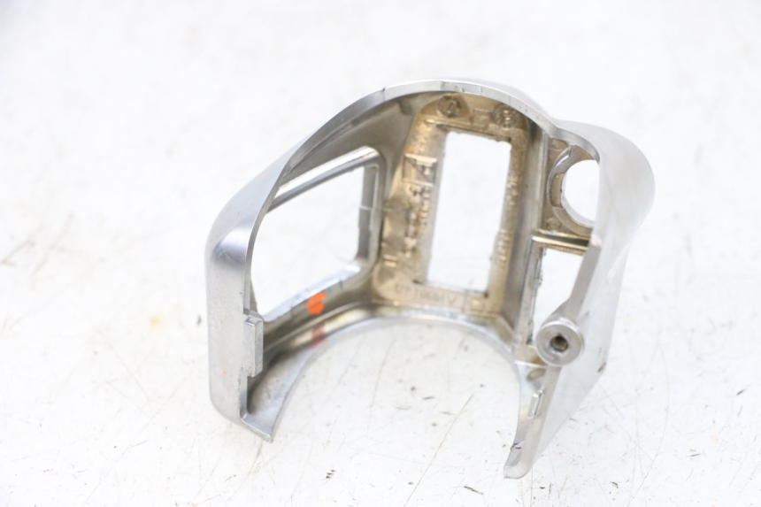 photo de COMMODO DROIT PIAGGIO MP3 HPE 300 (2019 - 2026) - Gros plan technique