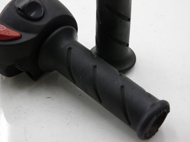 photo de COMMODO DROIT PEUGEOT SATELIS 125 (2006 - 2009)