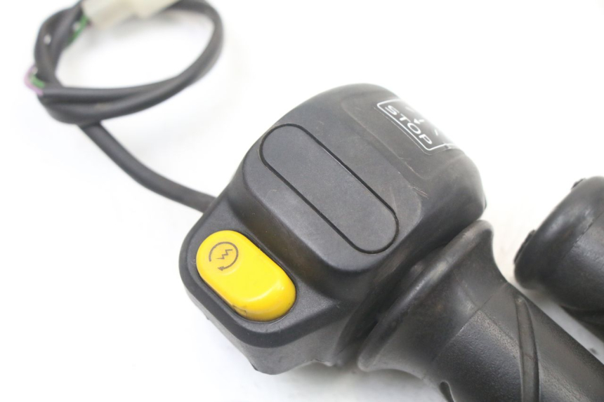 photo de COMMODO DROIT PEUGEOT TKR TREKKER FURIOUS 50 (2005 - 2014)