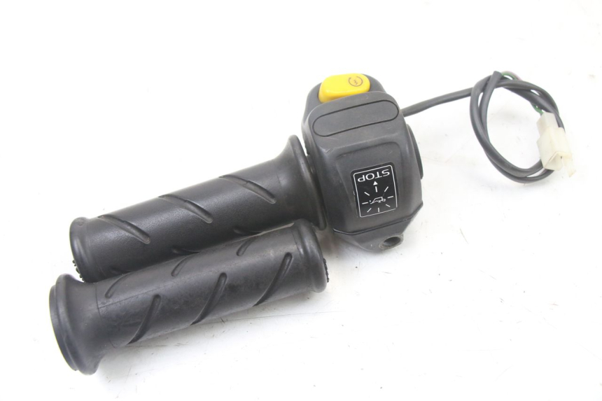 photo de COMMODO DROIT PEUGEOT TKR TREKKER FURIOUS 50 (2005 - 2014)