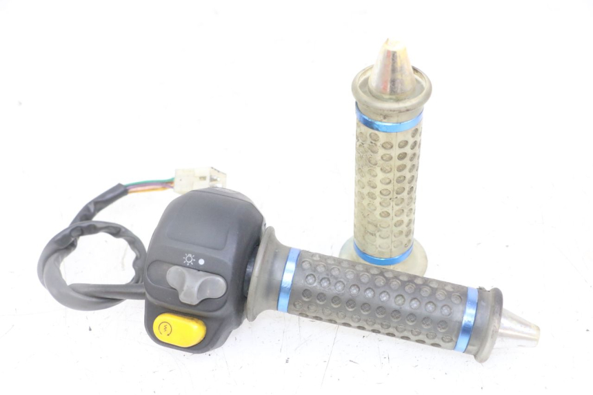 photo de COMMODO DROIT PEUGEOT SPEEDFIGHT 2 LC 50 (2000 - 2009)