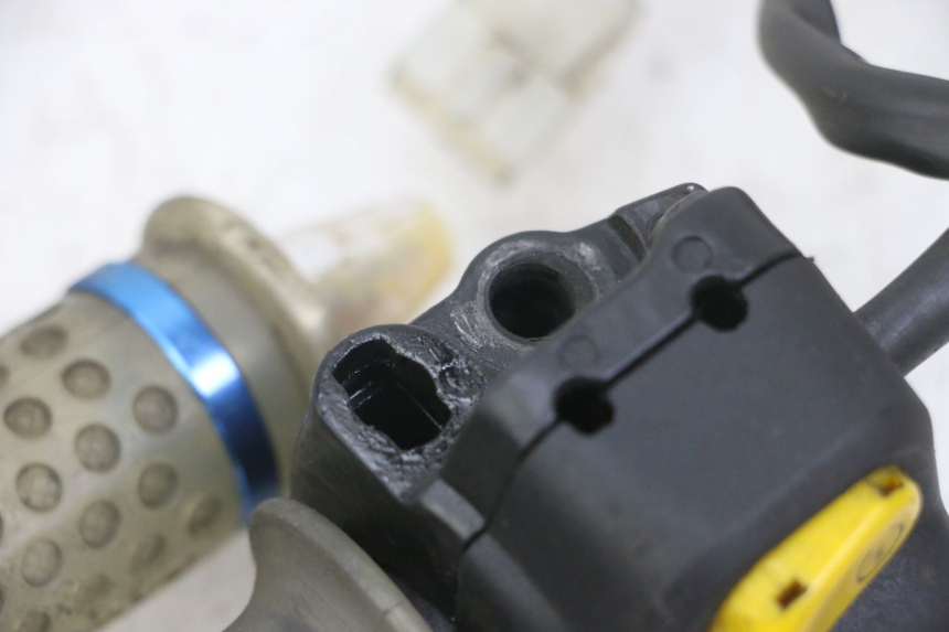 photo de COMMODO DROIT PEUGEOT SPEEDFIGHT 2 LC 50 (2000 - 2009)