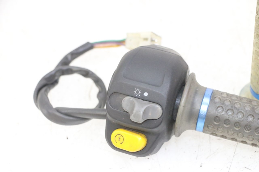 photo de COMMODO DROIT PEUGEOT SPEEDFIGHT 2 LC 50 (2000 - 2009)