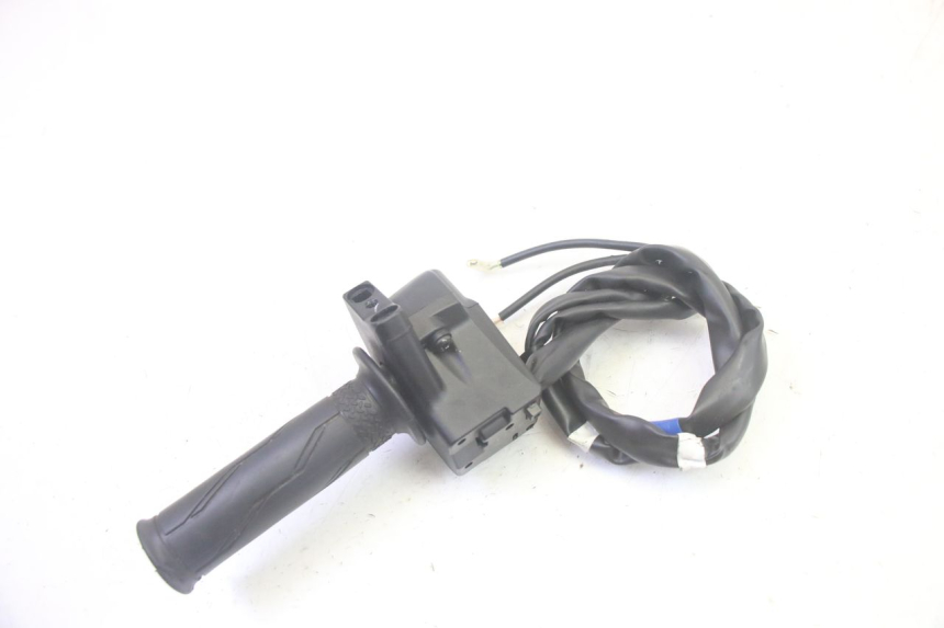 photo de COMMODO DROIT YAMAHA TRICITY 300 (2020 - 2024) - Gros plan technique