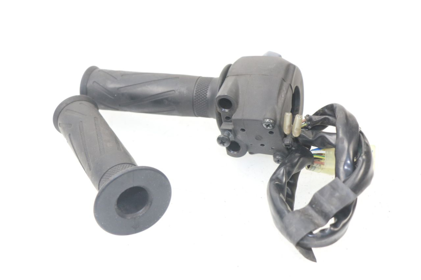 photo de COMMODO DROIT YAMAHA XMAX X-MAX ABS 125 (2014 - 2016) - Zoom état d’usage