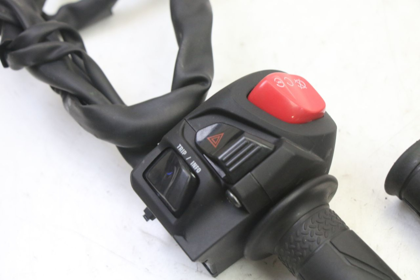 photo de COMMODO DROIT YAMAHA XMAX X-MAX 125 (2021 - 2025)