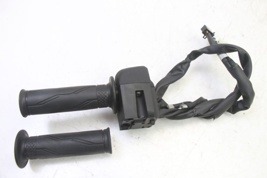 photo de COMMODO DROIT YAMAHA XMAX X-MAX 125 (2021 - 2025)