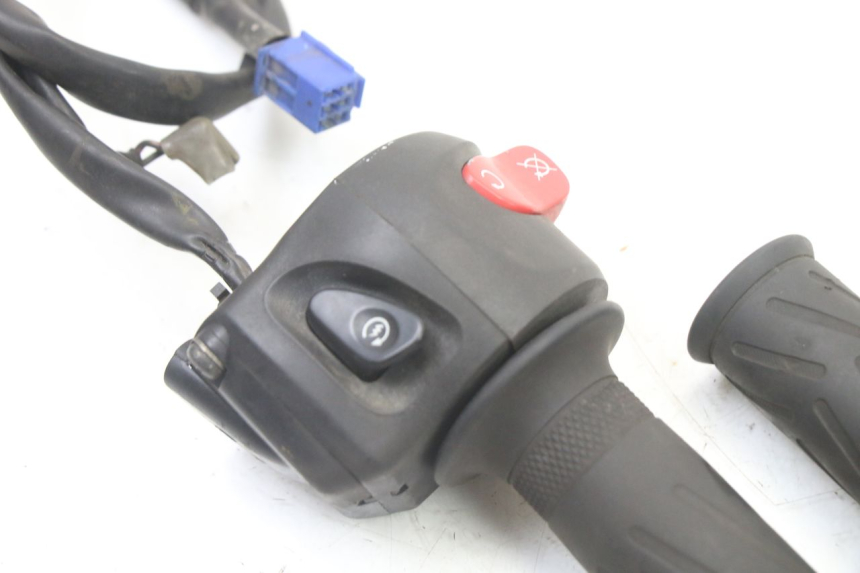 photo de COMMODO DROIT YAMAHA FZ6 FAZER S2 600 (2007 - 2011)