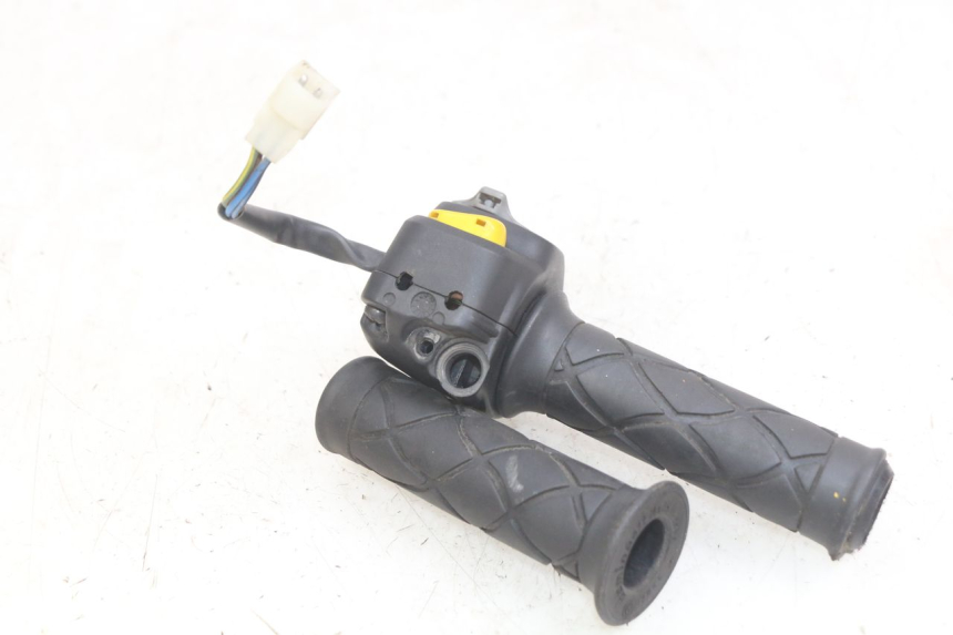 photo de COMMODO DROIT YAMAHA YP MAJESTY 125 (1998 - 2001)