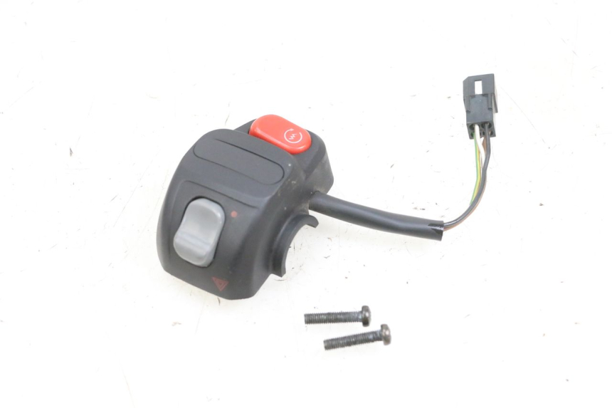 photo de COMMODO DROIT YAMAHA YP MAJESTY 125 (2002 - 2006) - Détail de la pièce