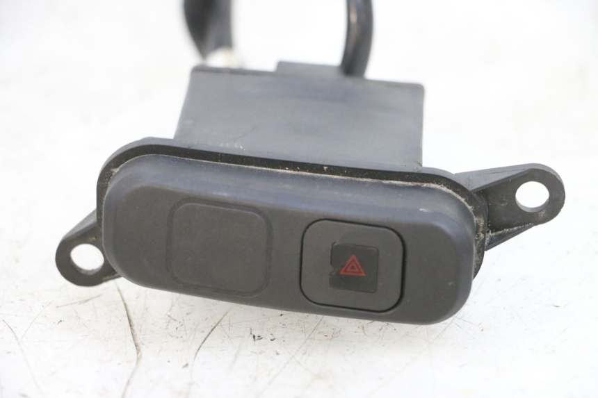 photo de COMMODO FEUX DETRESSE SYM GTS EVO 125 (2009 - 2013) - Détail de la pièce