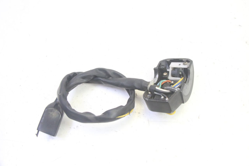 photo de COMMODO GAUCHE PEUGEOT KISBEE 4T 50 (2010 - 2017) - Gros plan technique