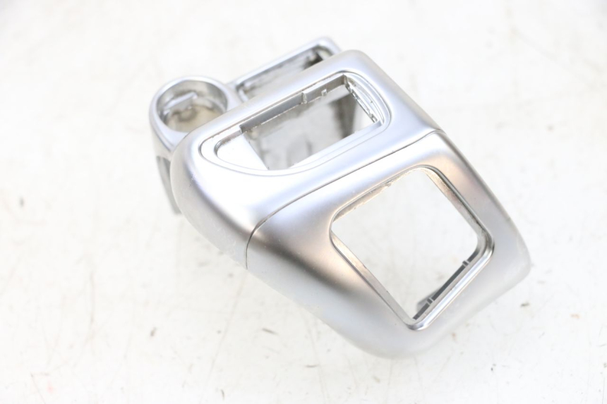 photo de COMMODO GAUCHE PIAGGIO MP3 HPE 300 (2019 - 2026) - Points de fixation