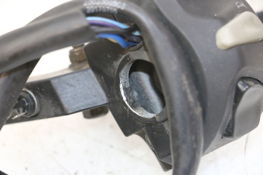photo de COMMODO GAUCHE PEUGEOT KISBEE 4T 50 (2010 - 2017)