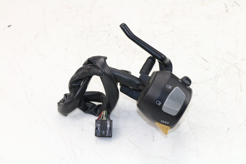 photo de COMMODO GAUCHE YAMAHA YP MAJESTY 400 (2004 - 2008) - Gros plan technique