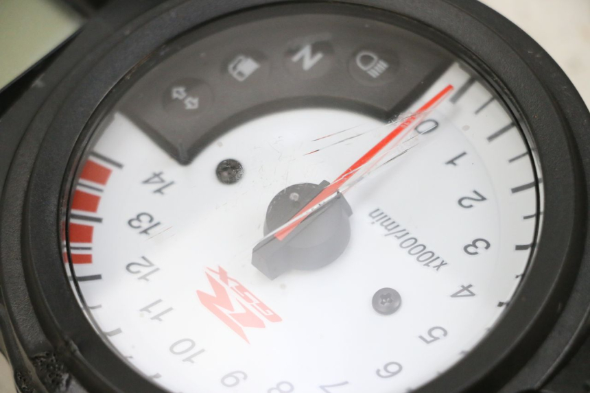 photo de COMPTEUR  SUZUKI GSXR GSX-R 1000 (2003 - 2004) - Zoom composants