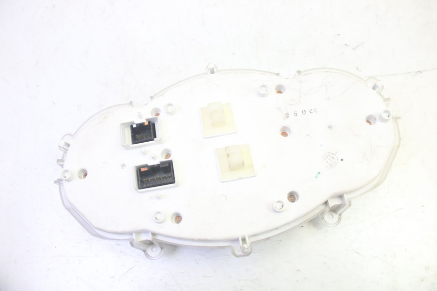 photo de COMPTEUR  PIAGGIO MP3 RL 250 (2007 - 2010) - Marquages et références