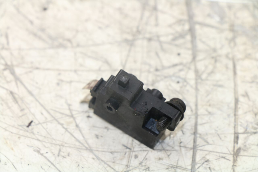 photo de CONTACTEUR FEU STOP DROIT HONDA VFR 750 (1994 - 1997)