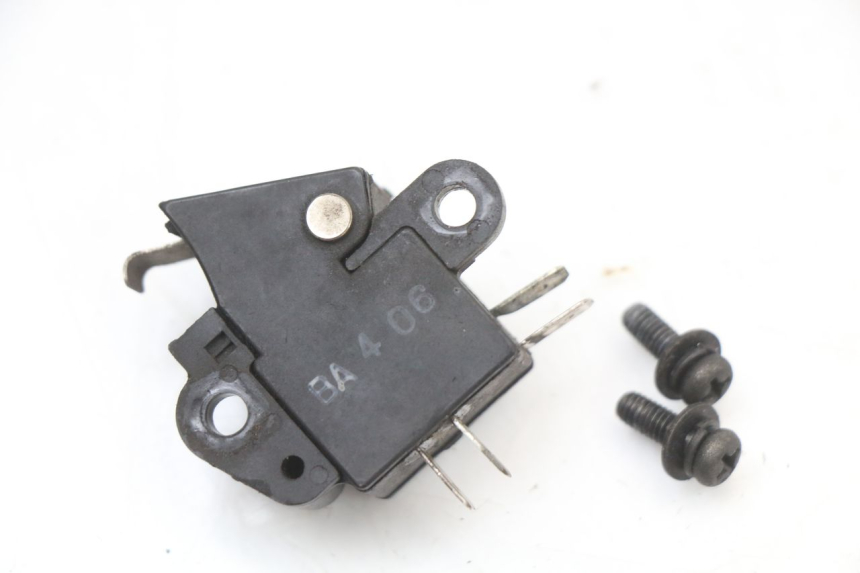 photo de CONTACTEUR FEU STOP GAUCHE HONDA FES S-WING SWING ABS 125 (2007 - 2015)