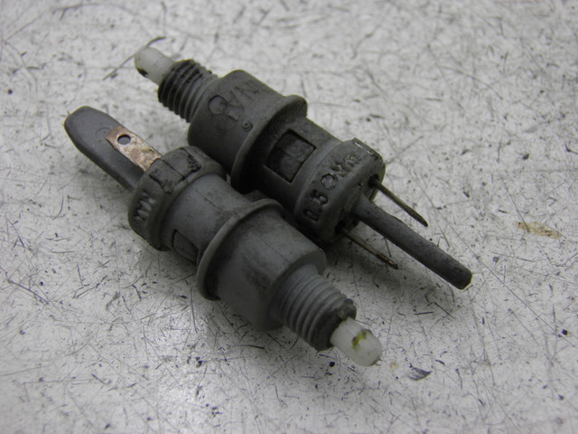 photo de CONTACTEUR FEU STOP PEUGEOT ELYSEO 125 (1999 - 2004)