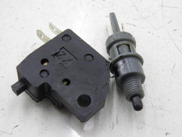 photo de CONTACTEUR FEU STOP PEUGEOT KISBEE 4T 50 (2010 - 2017)